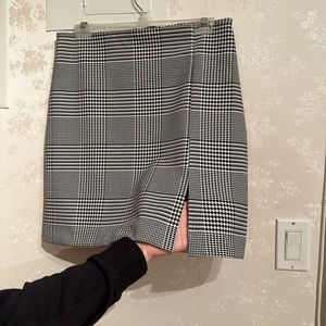Mini pencil skirt in black and white pattern.Size 4.